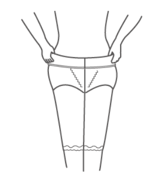 ウエスト部分を外に折り、足を通してウエストまで引き上げます。